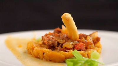 Ropa vieja con refrito de garbanzos y olivas negras