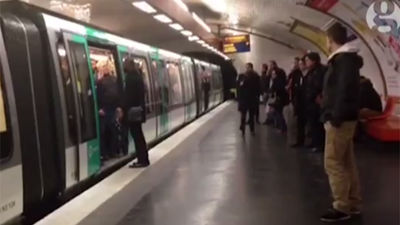 Hinchas del Chelsea empujan del vagón del metro de París a un hombre de raza negra