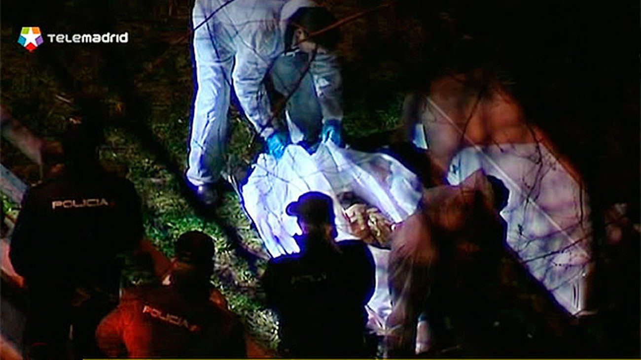 Policía científica levanta el cadáver encontrado en la orilla del río Henares que podría corresponder al de Richard, el joven d
