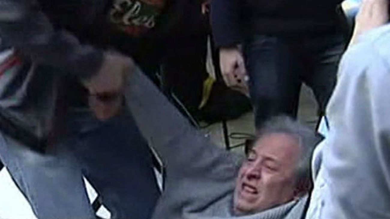 Desalojan al camarero anti Podemos de la comparecencia de Monedero