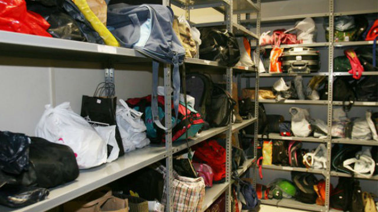 Unos esquíes, un telecospio y una matrícula, entre los objetos olvidados por los madrileños