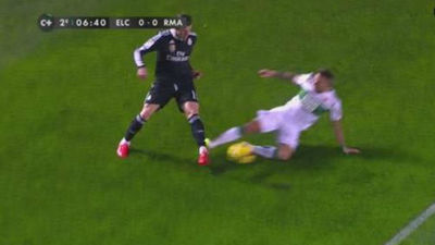 Aarón pide disculpas a Bale por su terrorífica entrada