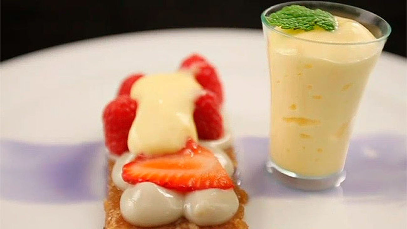 Bizcocho con crema de violetas y espuma de cítricos con helado especiado