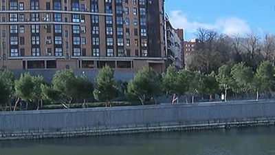 Dos policías salvan por segunda vez a una mujer que se precipitó al río Manzanares