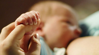 La lactancia materna protege a los bebés de la contaminación atmosférica