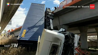 La cabina de un camión queda colgada sobre un puente en San Fernando