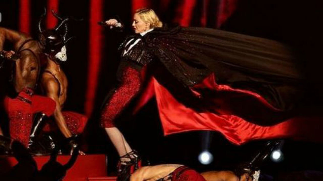 Aparatosa caída de Madonna en los Brit Awards