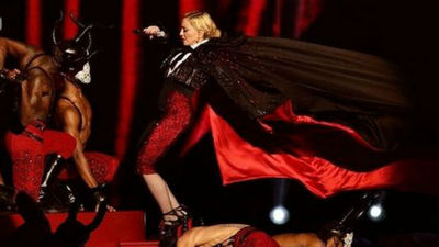 La caída de Madonna en los Brit enciende las redes sociales