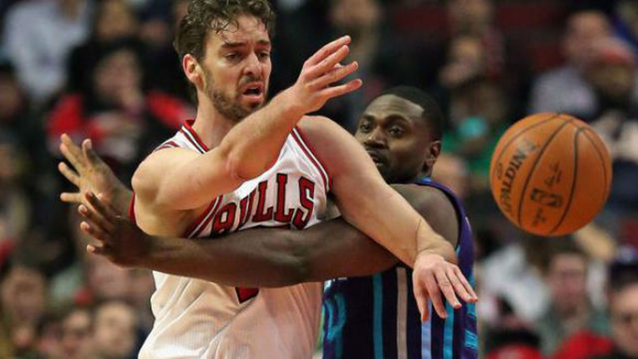 Pau Gasol ante los Hornets