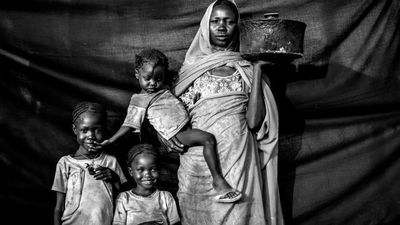 Brian Sokol captura en sus retratos la posesión más valiosa de los refugiados