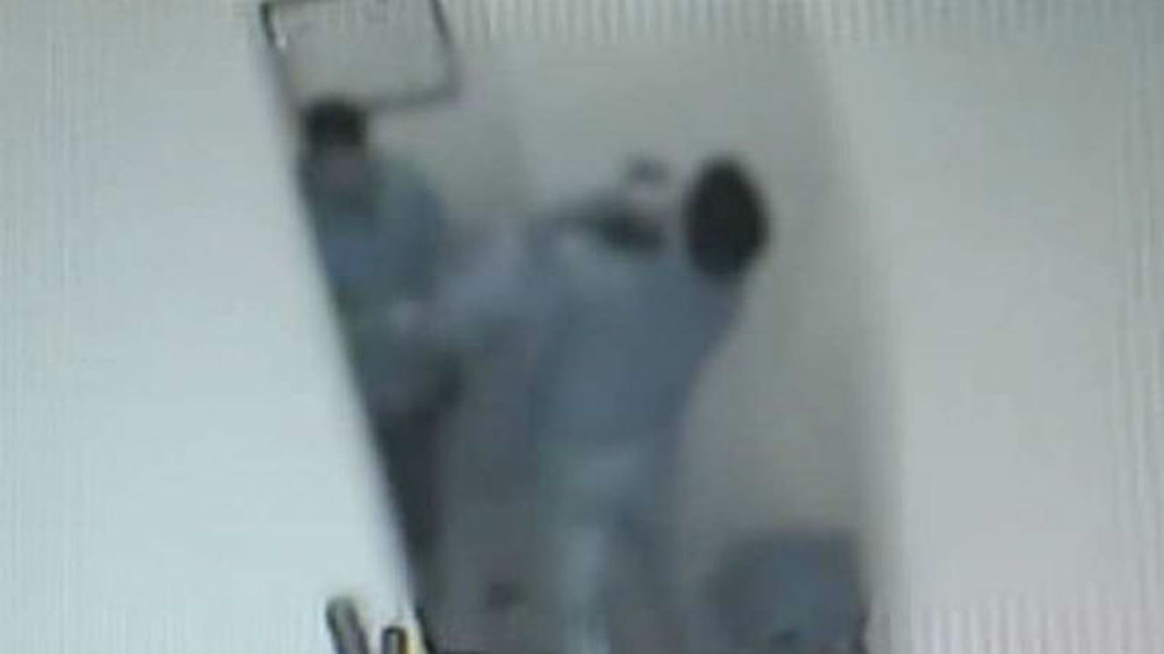 Detenidos por seguir a personas mayores y asfixiarles en su portal para robarles