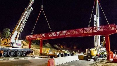 Instalada una pasarela peatonal en la M-513 de Boadilla del Monte