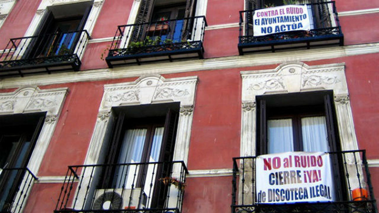 Vecinos del Centro piden en Cibeles el cierre de los 'after' "sin licencia"