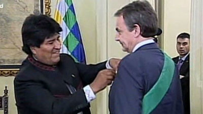 Zapatero recibe de mano de Evo Morales los máximos honores
