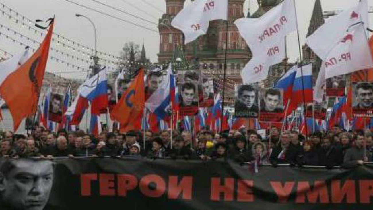 Miles de moscovitas participan en una marcha en memoria de Nemtsov