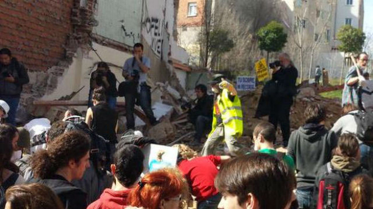 Vecinos y activistas reconstruyen simbólicamente la casa derribada en Madrid