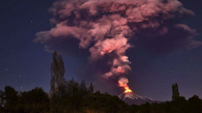 El volcán chileno Villarrica entra en erupción y las autoridades desalojan a la población