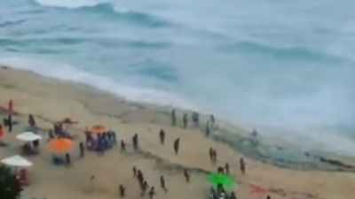 Graban una espectacular tromba marina en Brasil que atrapa a los bañistas