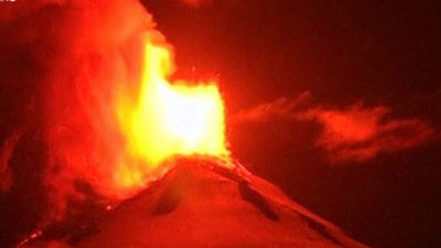 Evacúan a personas que viven cerca del volcán Villarrica que hizo erupción en sur de Chile