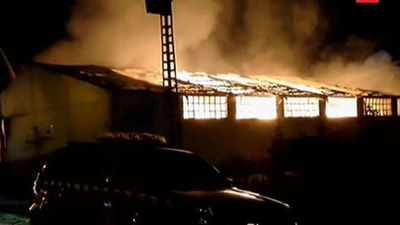 Un fuerte incendio destruye una nave industrial de cartones en Aranjuez