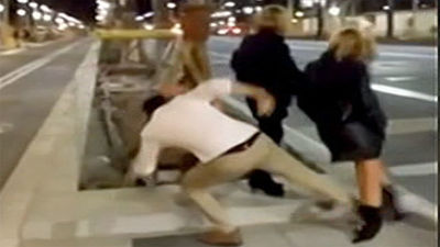 El joven que pateó a una mujer y el que lo grabó, imputados por vejaciones