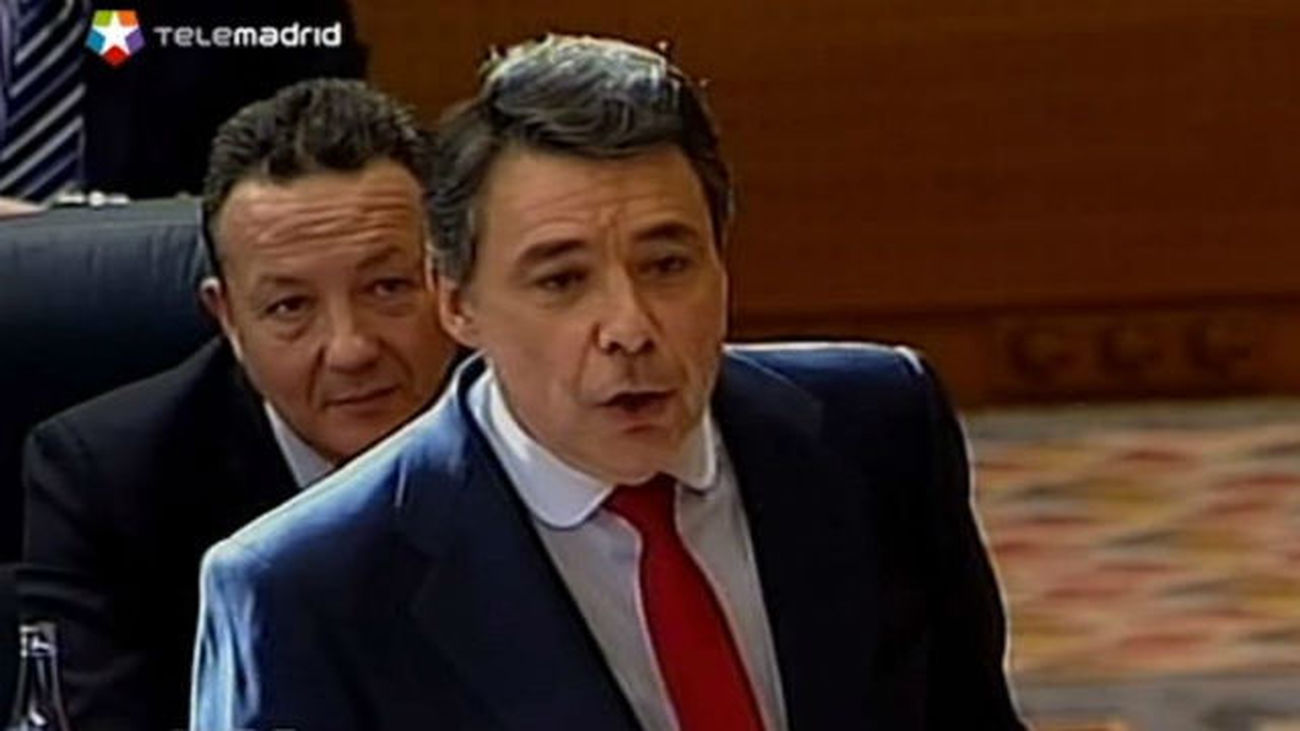 González se defiende ante la oposición mientras el PP avala su honradez