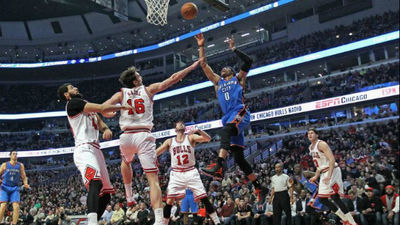 Mirotic y Gasol le ganan el duelo a Ibaka