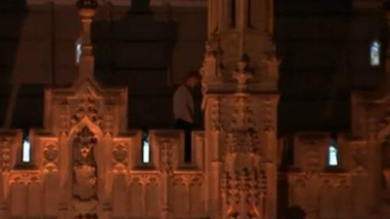 Detenido un joven tras pasar la noche en el techo del Parlamento británico