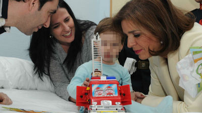 Ana Botella, con los bomberos en el Hospital de San Rafael