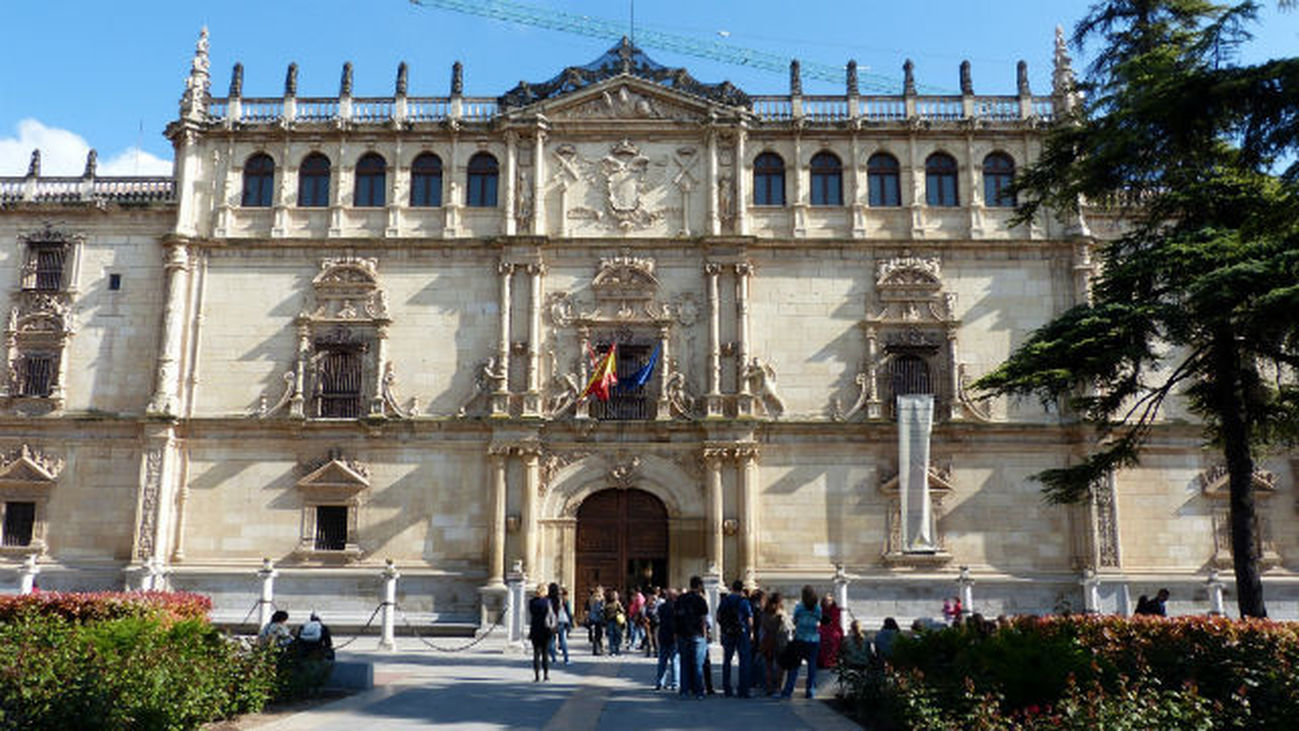 La Universidad de Alcalá muestra su biblioteca de los Premios Cervantes