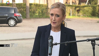 Cifuentes se ofrece a contar con todos y rechaza entrar en debates internos