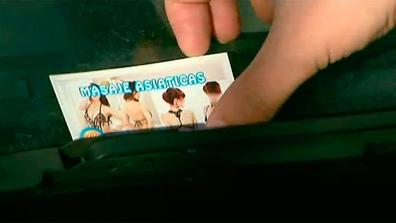 Publicidad ponográfica en las puertas de los colegios