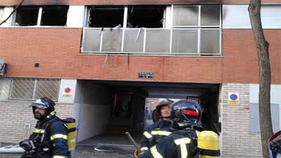 Un abuelo y dos nietos, heridos en el incendio de su vivienda en Vicálvaro