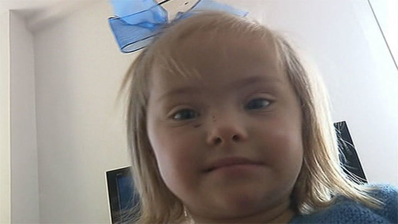 Una pequeña con síndrome de Down