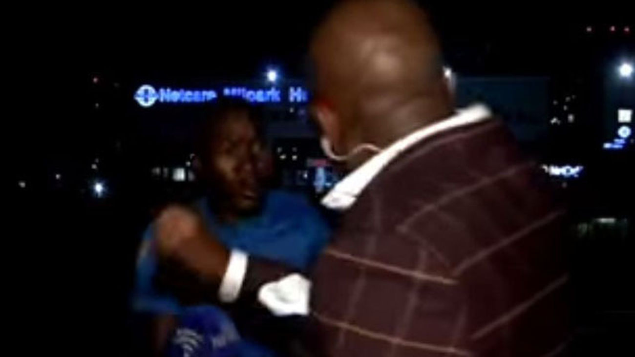 Un periodista sudafricano es asaltado durante un reportaje para la televisión