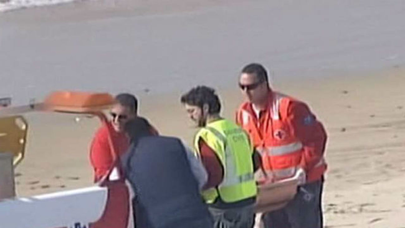 Rescatan a once inmigrantes en una patera en el Estrecho