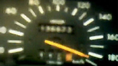 Se graba conduciendo a 190 por hora con hijo de pie entre asientos delanteros