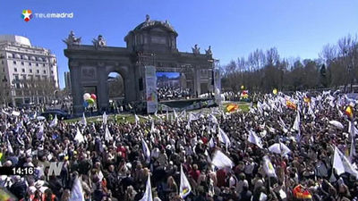 Miles de personas marchan en el centro de Madrid bajo el lema 'Cada vida importa'