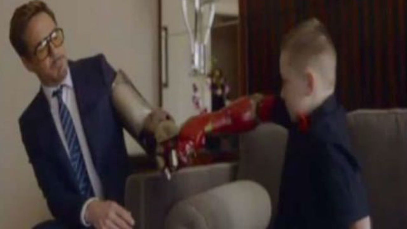 Iron Man regala su brazo biónico a un niño con una malformación
