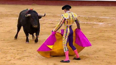 Talavante triunfa contra el viento helado de Valencia