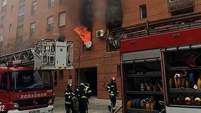 Ocho intoxicados y un bombero herido en el incendio de una vivienda en Vallecas