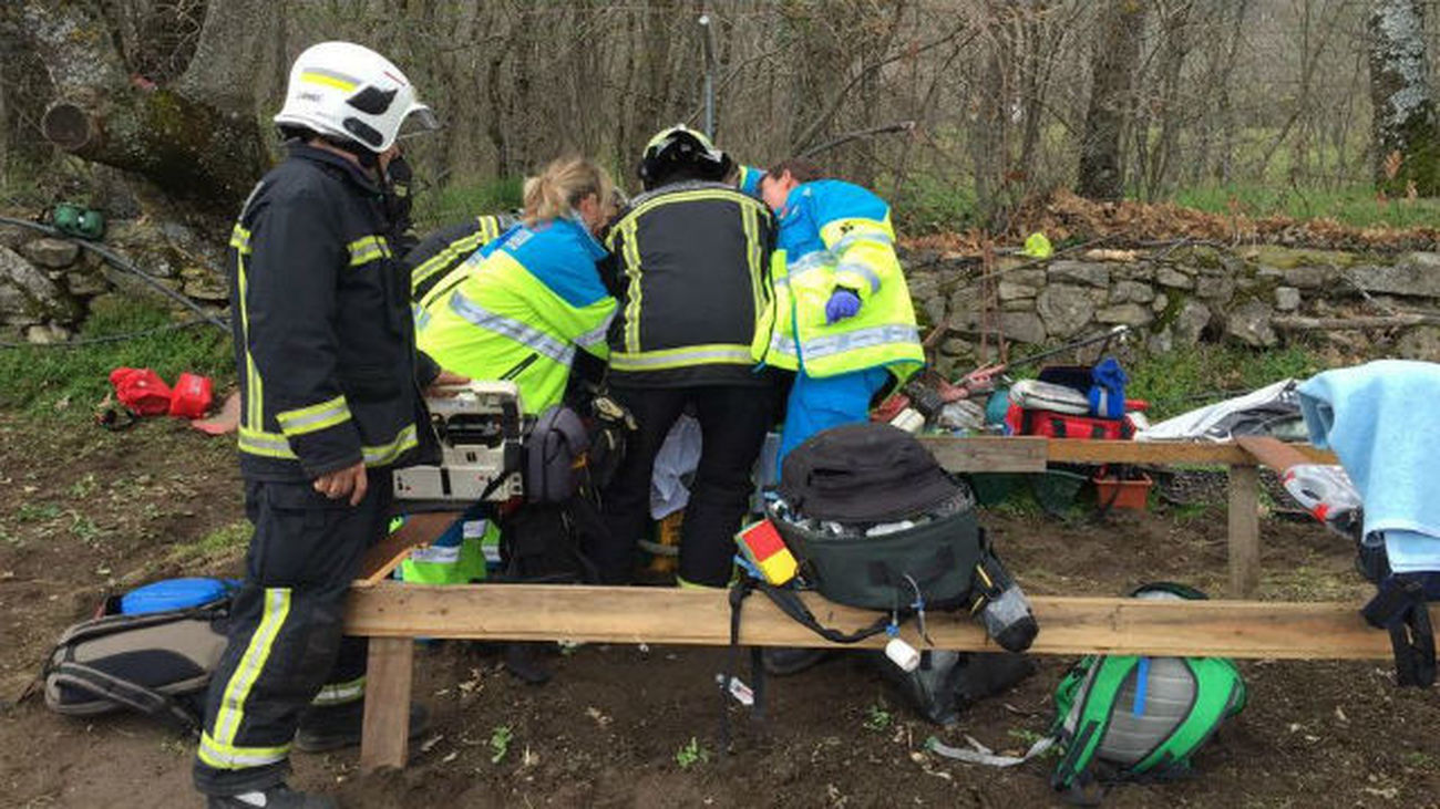Herido en Miraflores de la Sierra tras quedar atrapado con una motoazada