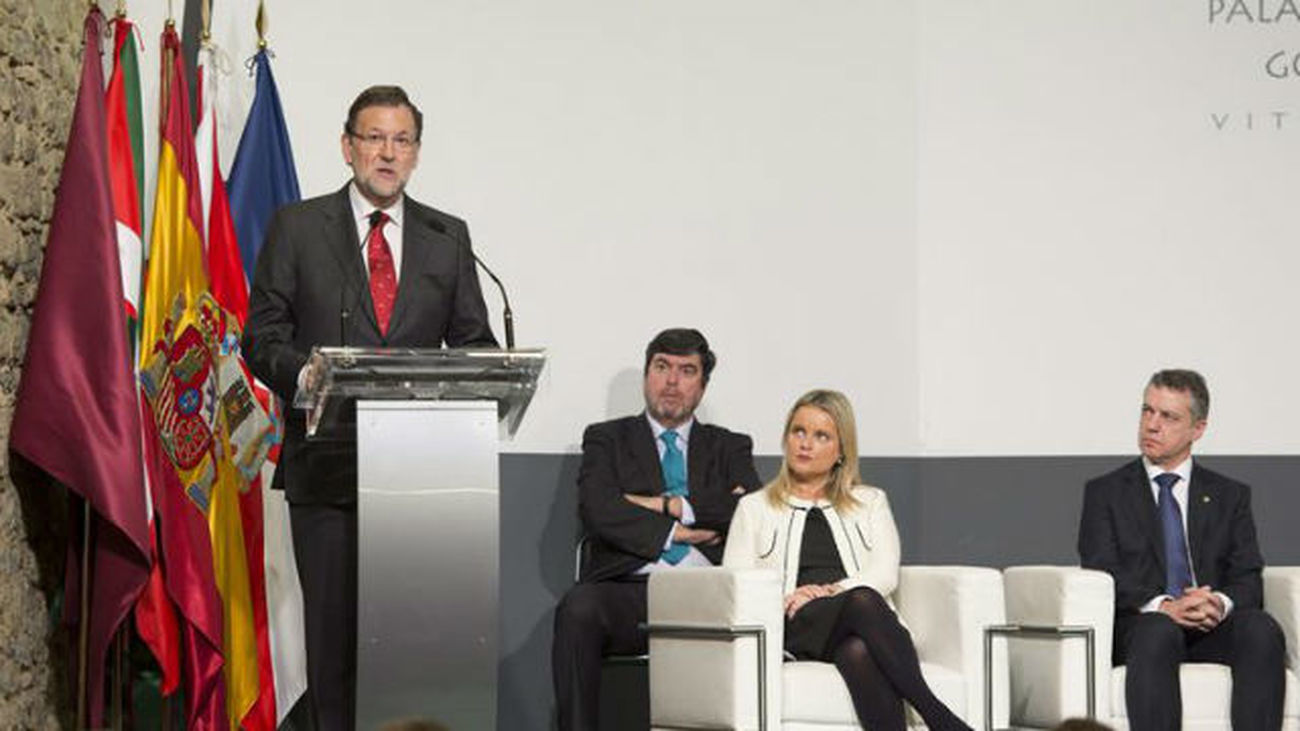 Mariano Rajoy, junto al lehenndakari, Iñigo Urkullu (d), durante la inauguración del Centro Memorial de las Víctimas del Terror
