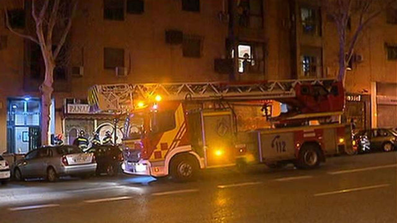 Seis coches y dos motos quemados en un incendio en un garaje