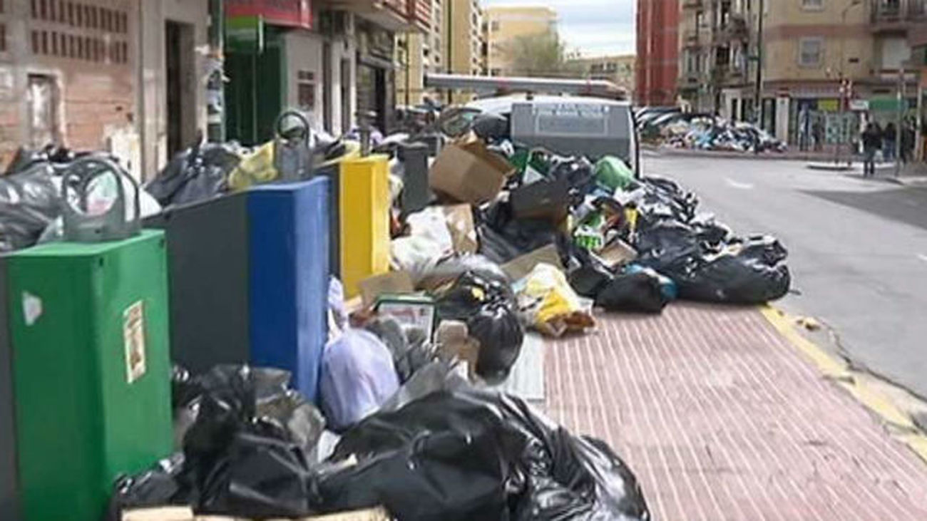 La empresa de basuras de Parla pide la rescisión del contrato en plena huelga