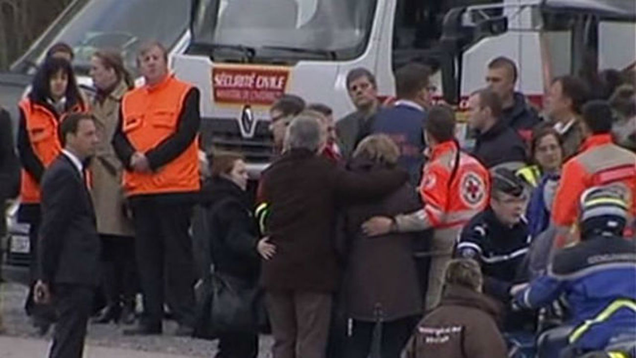 Las familias recuerdan a sus fallecidos en una emotiva ceremonia cerca del avión accidentado