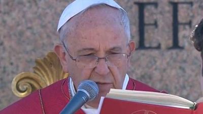El Papa bendice los ramos de olivo y las palmas en la Plaza de San Pedro