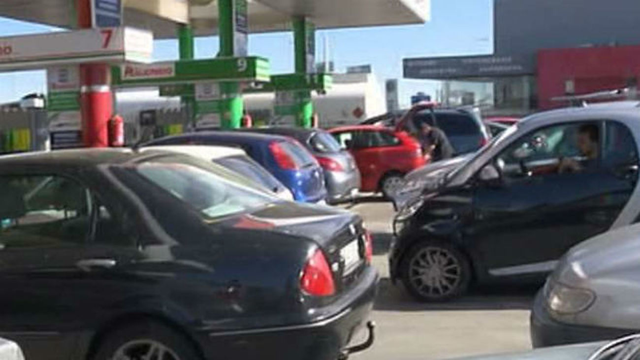 La gasolina baja un 4 % en el último mes y el gasóleo, un 3 %