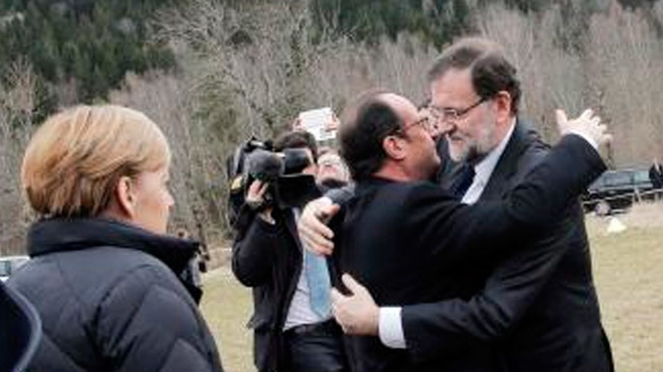 Rajoy abrazando a Hollande (archivo)