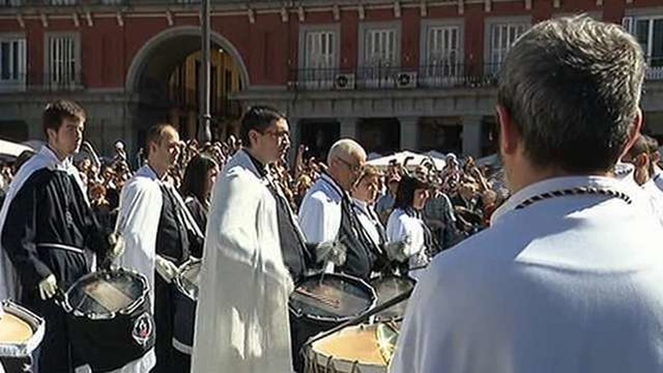La tamborrada en la Plaza Mayor pone fin a la Semana Santa en Madrid
